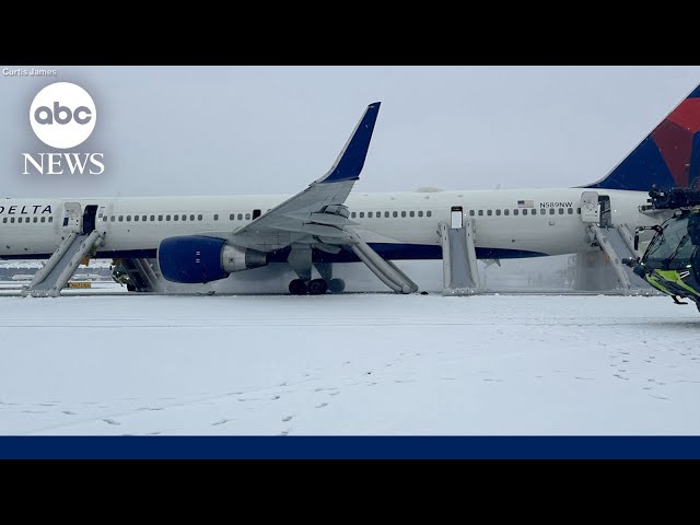 ⁣Passengers evacuate plane after Delta flight aborts takeoff in Atlanta