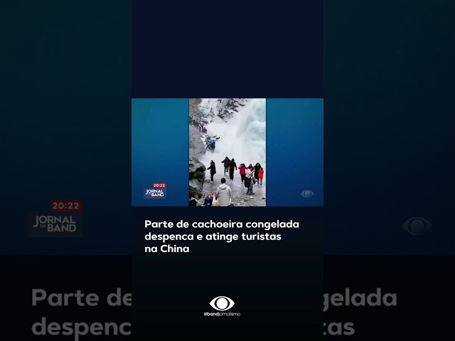 ⁣Parte de cachoeira congelada despenca e atinge turistas na China #shorts