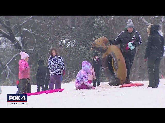 ⁣Dallas Weather: Kids take advantage of rare second snow day