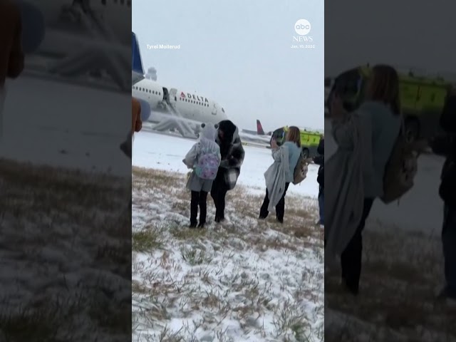 ⁣Passengers evacuate after Delta flight aborts takeoff