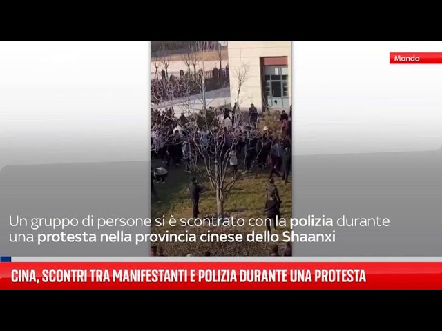 ⁣Cina, manifestanti si scontrano con la polizia