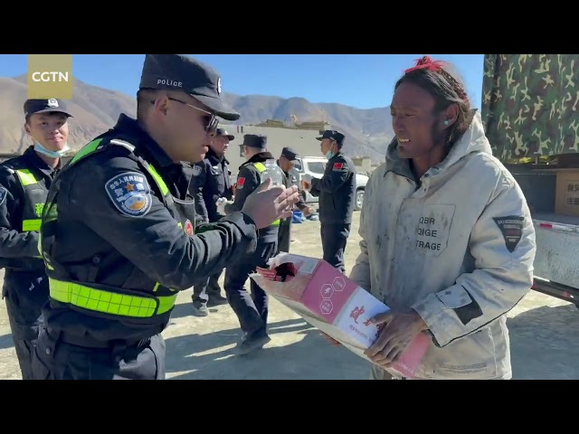 ⁣Volunteers and police jointly support earthquake relief in Xizang