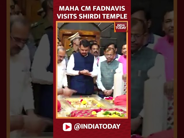 ⁣Maharashtra CM Devendra Fadnavis Visits And Offers Prayers At Shirdi Sai Baba Temple #shorts #shirdi