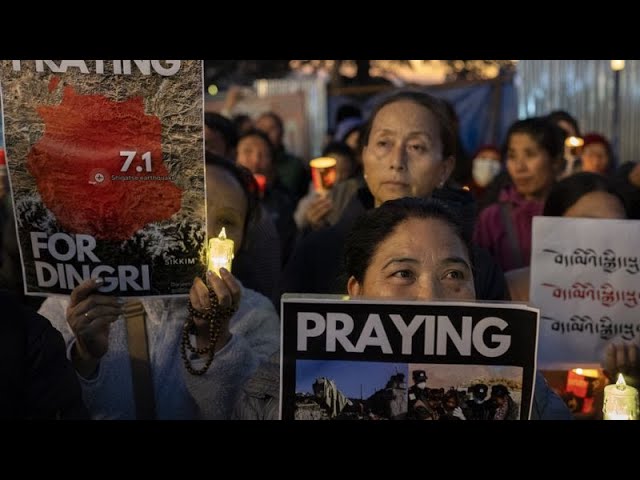 ⁣NO COMMENT: Los tibetanos exiliados rinden homenaje a las víctimas del terremoto