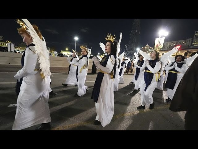 ⁣NO COMMENT: Nueva Orleans celebra el primer desfile de carnaval días después del mortal atentado