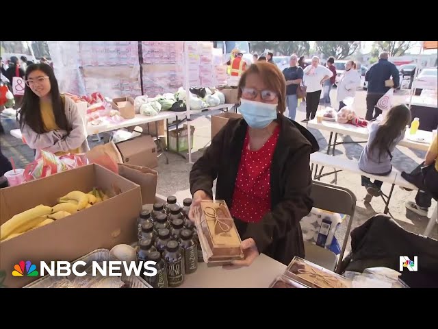 ⁣Chefs come together to feed evacuees and fire crews