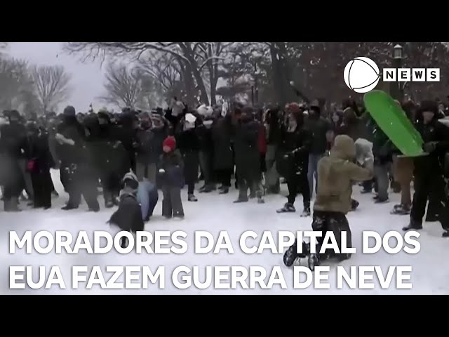 ⁣Moradores de Washington D.C. fazem primeira guerra de neve do ano