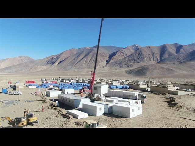 ⁣Quake-affected people move into prefabricated houses in Xizang