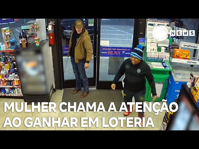 ⁣Mulher chama a atenção ao comemorar prêmio em loteria