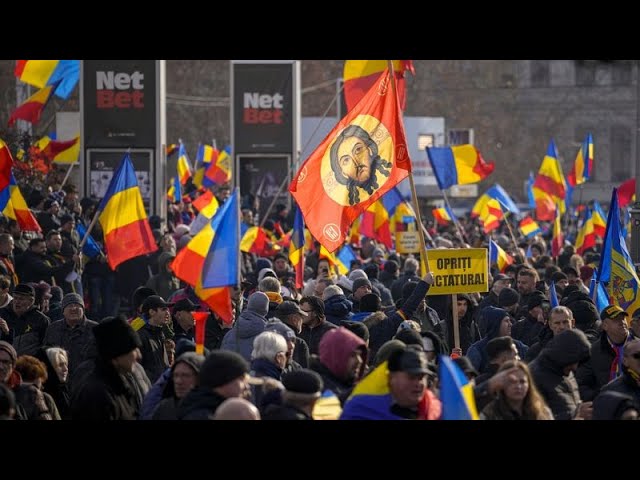 ⁣Decenas de miles de personas protestan en Rumanía contra la anulación de la carrera presidencial