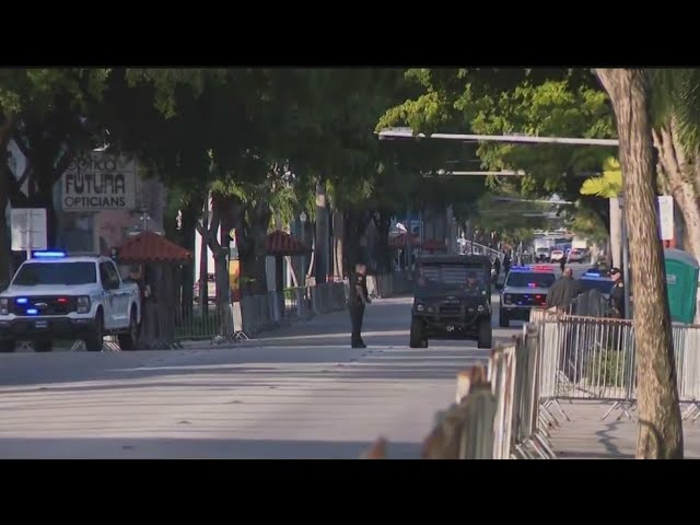 ⁣Final preparations underway for Miami's Three Kings parade