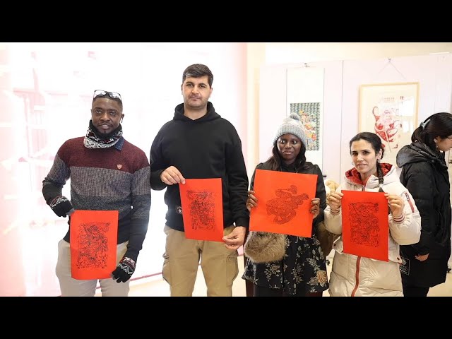 ⁣Int'l students experience woodblock New Year pictures in China's Tianjin