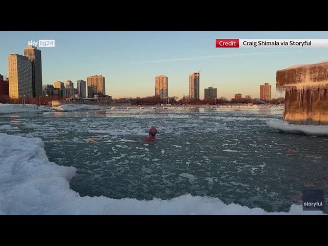 ⁣Usa, nuotatori sfidano gelo nel lago Michigan