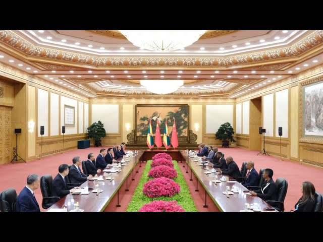 ⁣Xi Jinping rencontre le Premier ministre grenadien à Beijing