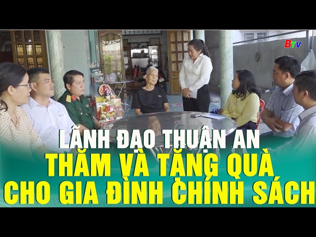 ⁣Lãnh đạo Thuận An thăm và tặng quà cho gia đình chính sách