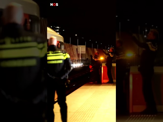 ⁣Man vlucht voor politie, beklimt dak metrostation