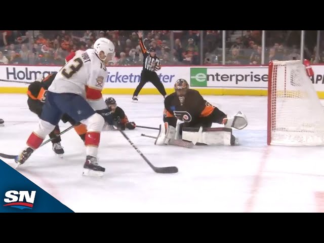 ⁣Panthers' Reinhart slices through Flyers' defence for shorthanded goal