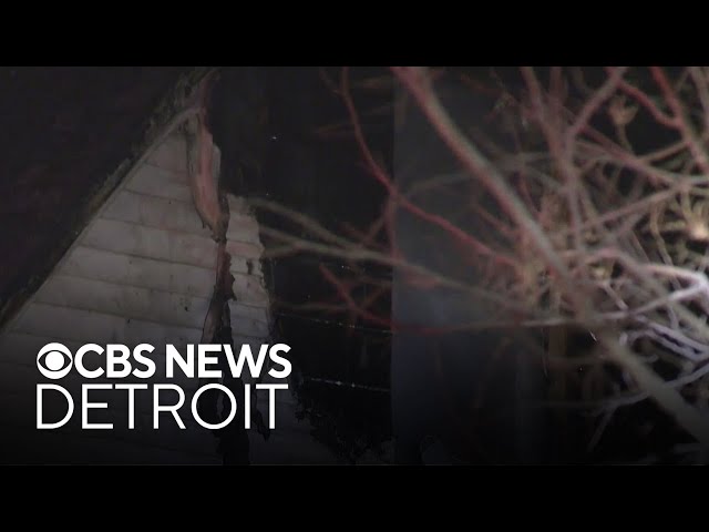 ⁣Two people critically injured in Detroit house fire