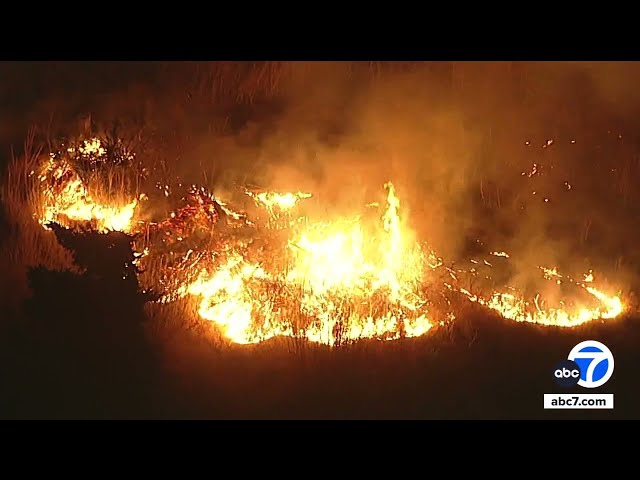 ⁣Wildfire erupts in Ventura County, burns through Santa Clara riverbed