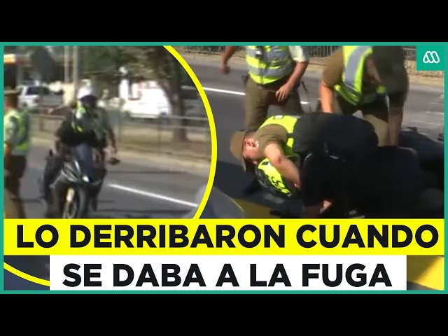 ⁣Lo derribaron: Carabinero detiene a motociclista que se daba a la fuga en fiscalización