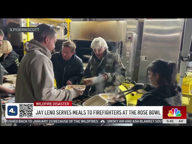 ⁣Jay Leno serves meals to firefighters at the Rose Bowl