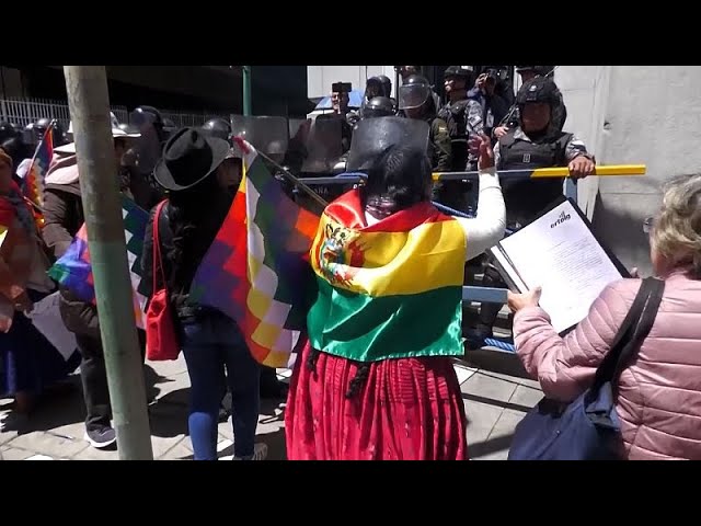 ⁣NO COMMENT: La Policía carga contra partidarios del expresidente Evo Morales en Bolivia