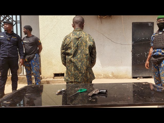 ⁣Conakry : un homme en tenue militaire arrêté avec un pistolet et des armes blanches