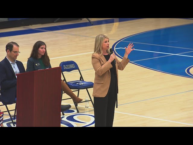 ⁣Nearly two thousand show up at Colorado town hall to discuss federal budget cuts