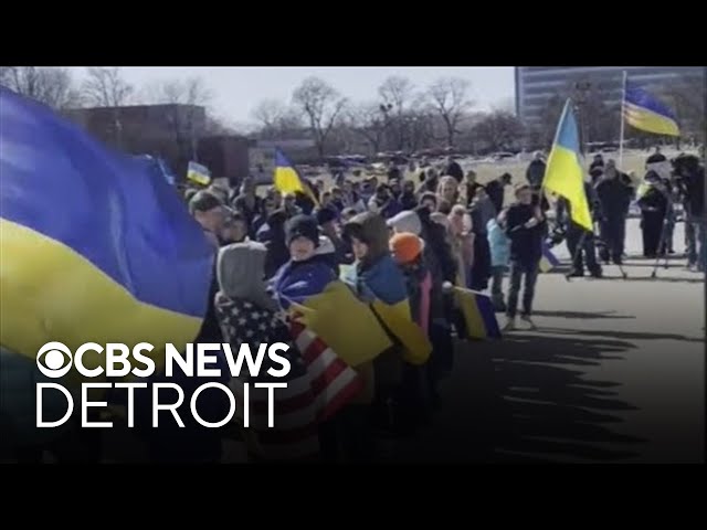 ⁣Hundreds gather in Warren to rally in support of Ukraine