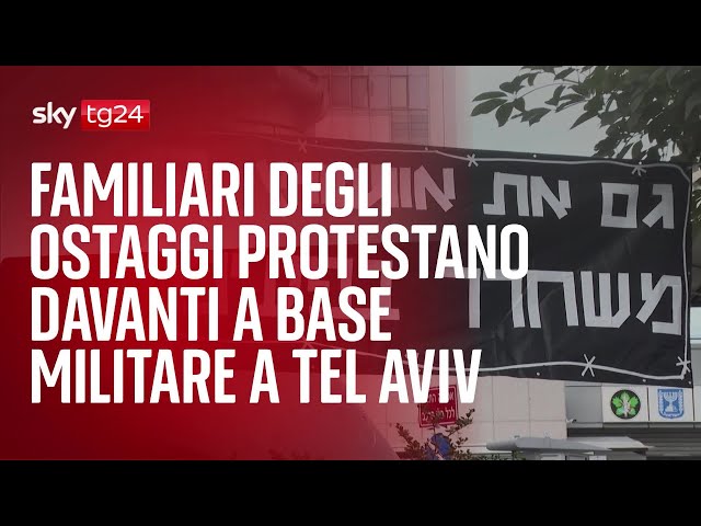 ⁣Tel Aviv, famiglie ostaggi protestano davanti base militare