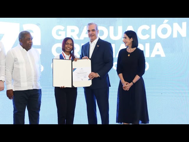 ⁣Presidente Abinader encabeza graduación de más de 1,300 jóvenes del programa Oportunidad 14-24