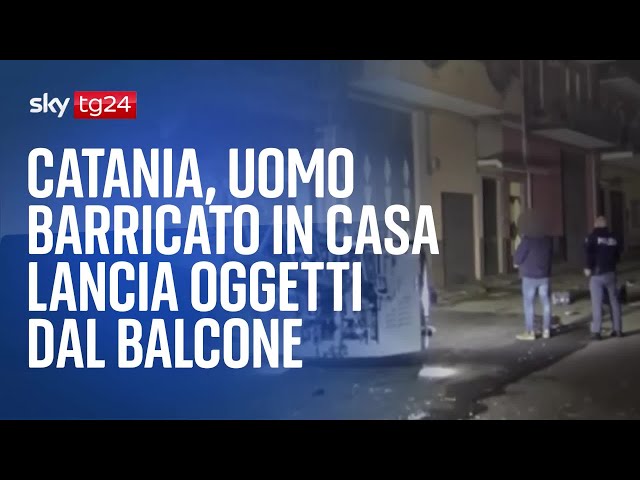 ⁣Catania, uomo barricato in casa lancia oggetti dal balcone