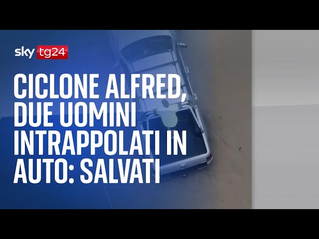 ⁣Ciclone Alfred, due uomini intrappolati in auto: salvati