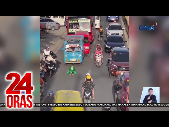 ⁣Vlogger na nag-ala snail o kuhol at gumapang sa kalsada, nakaabala sa daloy ng trapiko | 24 Oras