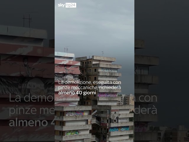 ⁣Napoli, la demolizione della Vela Gialla a Scampia