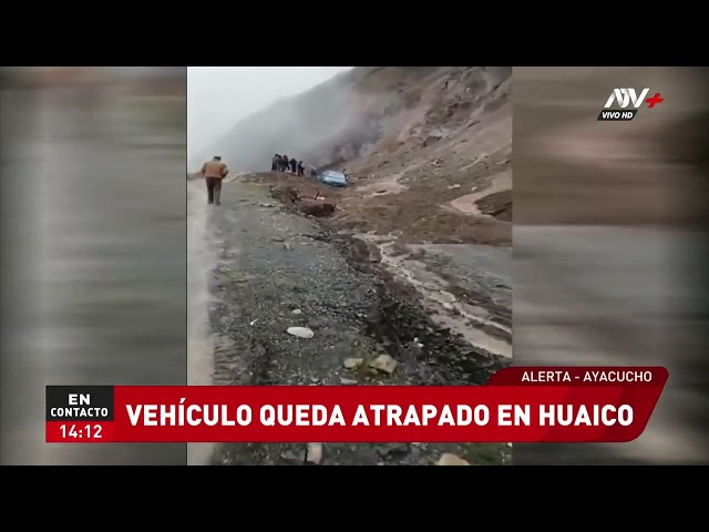 ⁣Ayacucho: Vehículo queda atrapado en huaico