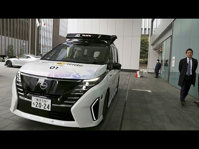 ⁣Selbstfahrendes Auto navigiert mit modernster Technologie durch die Straßen von Yokohama