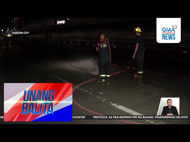 ⁣Kargang panambak na lupa mula sa truck, nagkalat sa EDSA Kamuning Flyover | Unang Balita