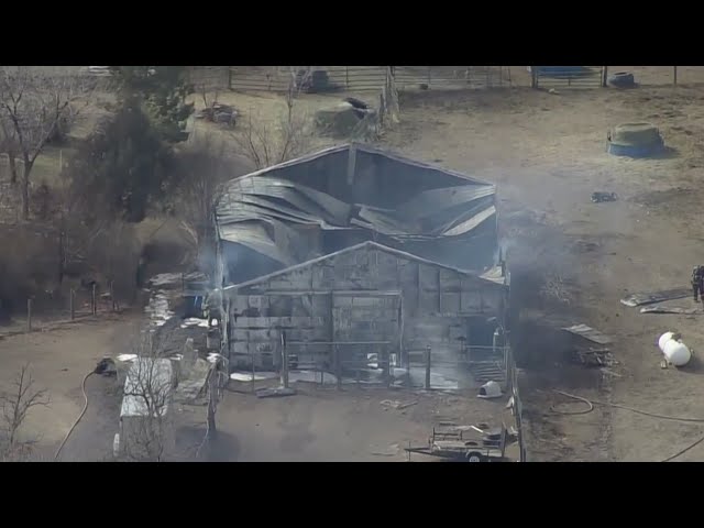 ⁣Barn fire sends up smoke in Northern Colorado