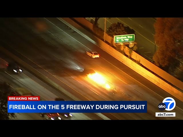 ⁣CAUGHT ON VIDEO: Suspect's car bursts into flames while fleeing police on freeway in Elysian Va