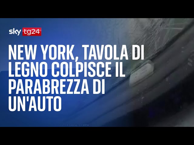 ⁣New York, tavola di legno colpisce il parabrezza di un'auto