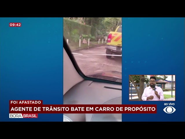 Agente de trânsito é afastado após bater em carro de mulher de propósito