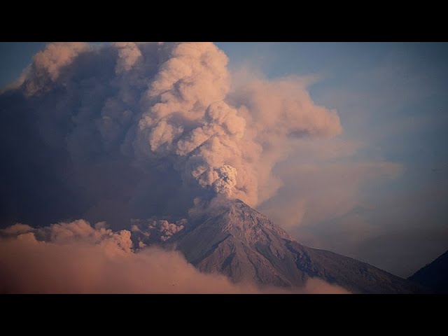 ⁣Éruption du volcan Fuego au Guatemala : les autorités demandent l'évacuation de 30 000 personne