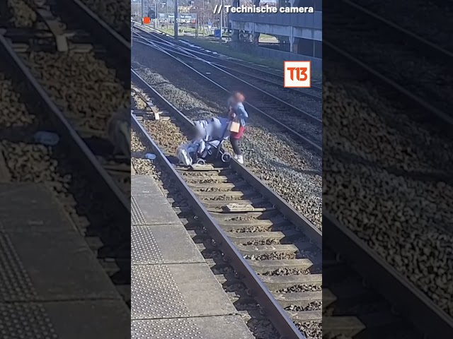 ⁣¡Indignante!: Mujer arrastra coche con niños por vías del tren