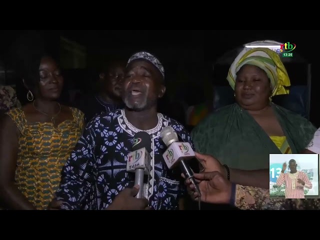 Alice ADITOUA et les femmes de Tiébélé mobilisés pour la construction de la clôture du CSPS