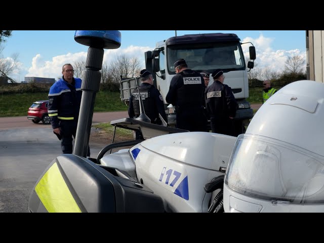 ⁣Pour sécuriser les routes, la police veille sur les poids lourds