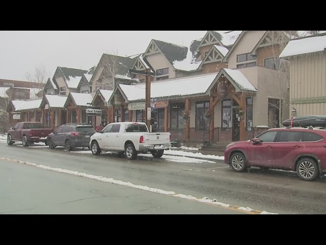 ⁣Spring breakers adjust to driving in snowy Colorado