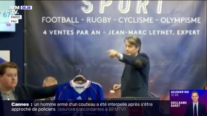 ⁣Le maillot de Zidane, porté lors de la finale France-Brésil, a été vendu à 52.000 euros lors d'