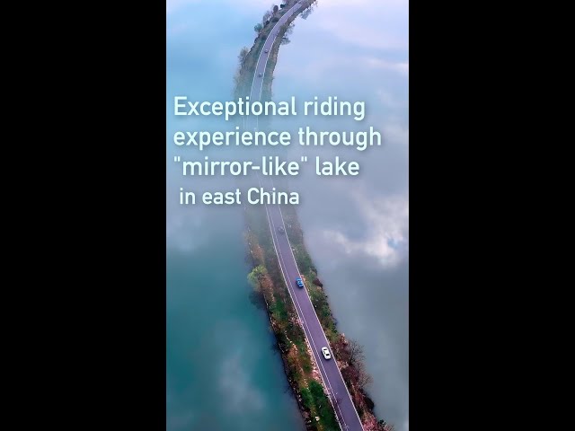 Exceptional ride through "mirror-like" lake in east China