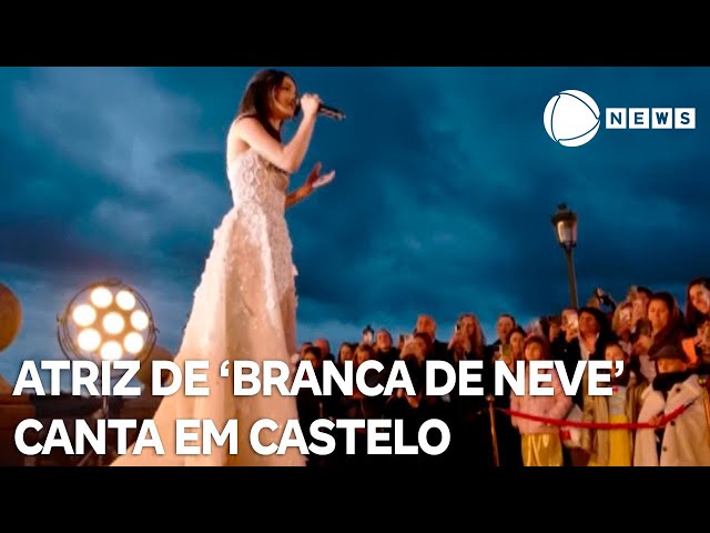 ⁣Atriz de 'Branca de Neve' canta em castelo na Espanha